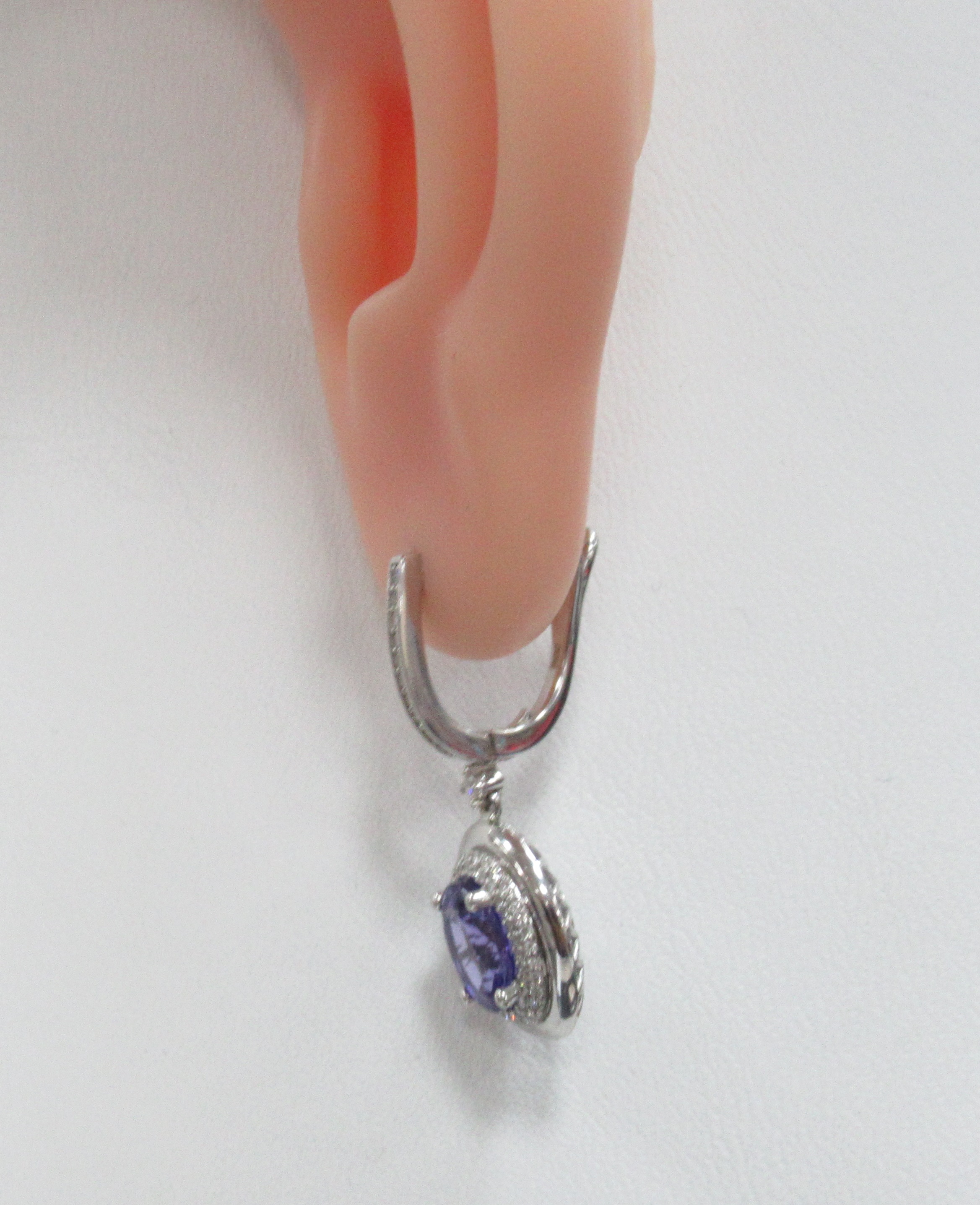 Серьги из белого золота с танзанитами